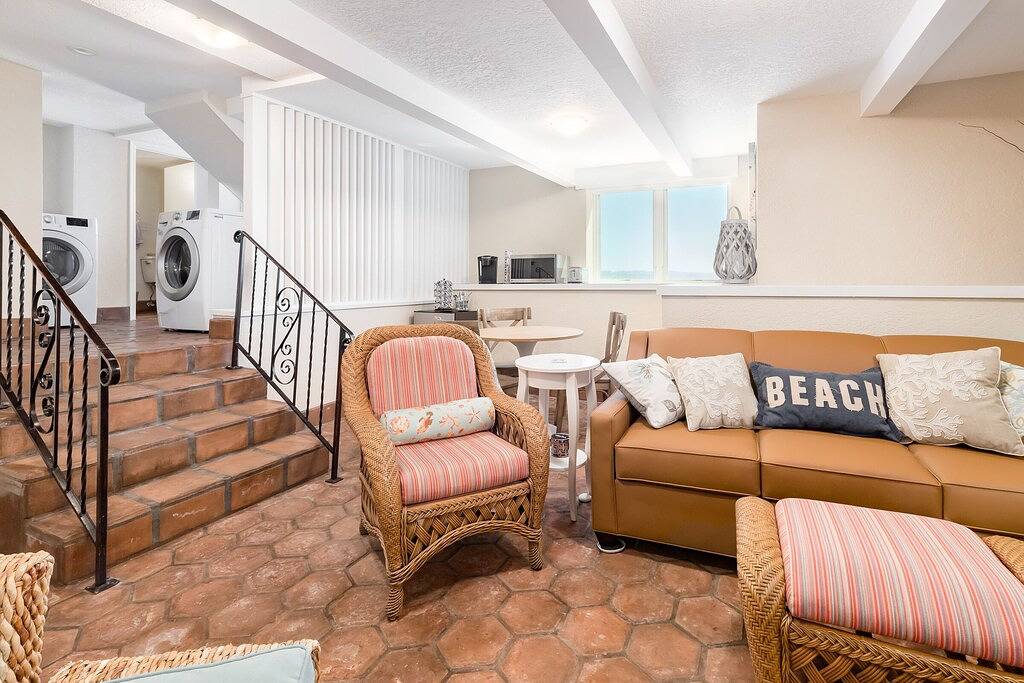 Ganze Wohnung, Pink Venetian (Lower Unit) in Capitola, Santa Cruz County