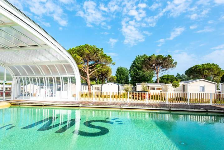 Camping für 6 Personen, mit Terrasse und Pool in Royan