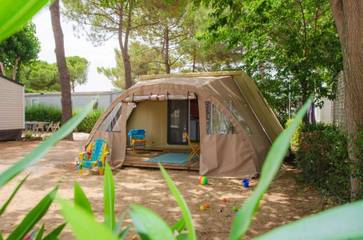 Tente pour 4 personnes, avec bassin pour enfant dans l' Hérault