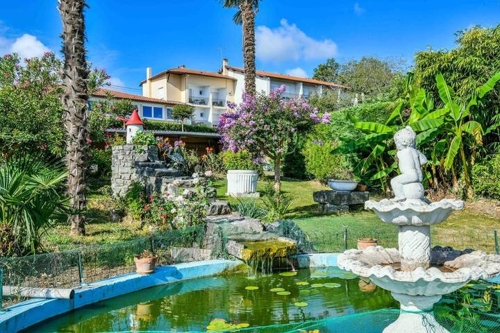Hôtel pour 3 personnes, avec Terrasse ainsi que Jardin et Piscine