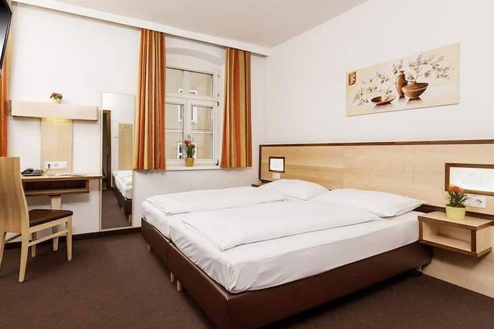 Doppelzimmer mit Dusche od. Bad, Wc - Hotel Goldene Krone in Stubaier Alpen, Innsbruck