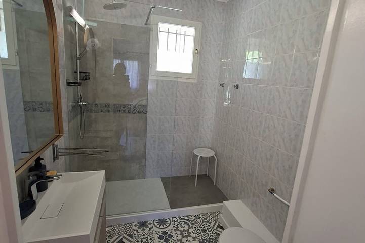 Apartamento entero, Air-conditioned, bright, and quiet studio in Gréoux-les-Bains in Gréoux-les-Bains, Alpes de Alta Provenza