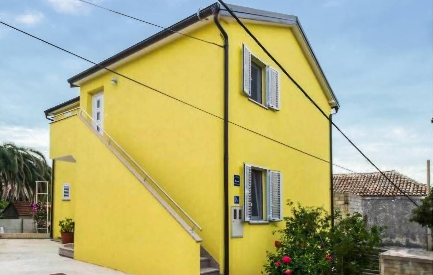 Ganze Ferienwohnung, Gemütliche 62 m² große Wohnung mit Terrasse, WLAN und 400 m zum Strand in Rogoznica, Šibenik-Knin