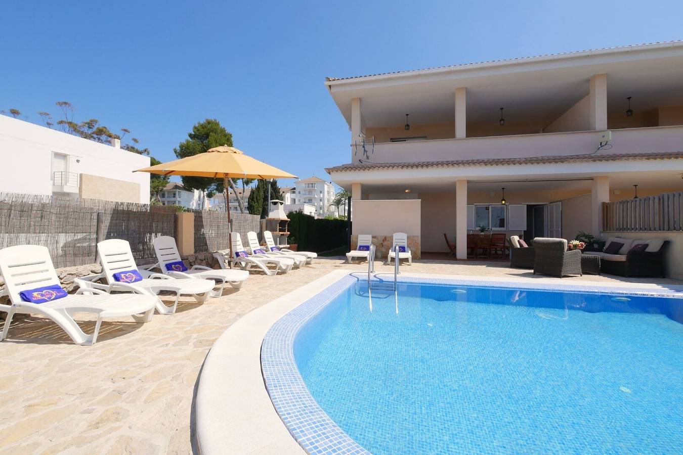 Villa Jerónimo mit Bergblick, Wlan, Pool, Garten, Terrasse und Balkon in Playa de Muro, Muro