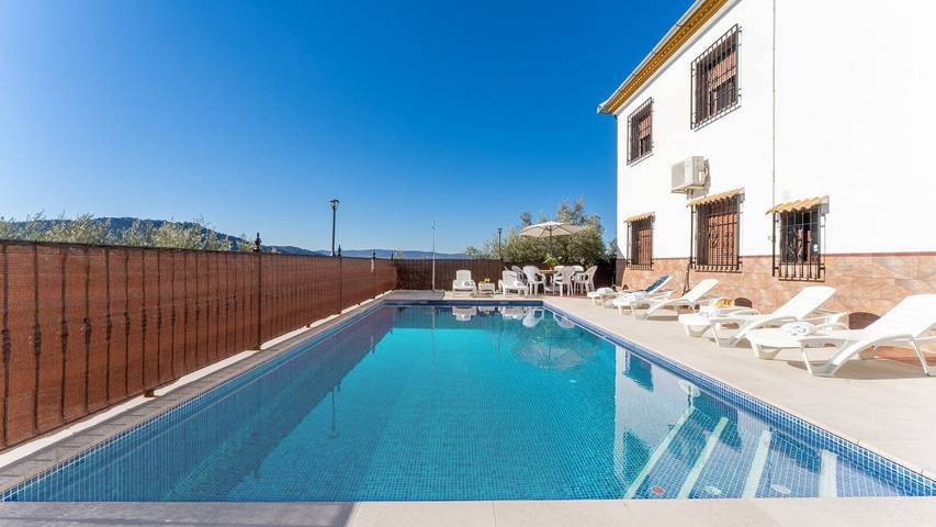 Casa rural para 6 personas, con balcón/terraza y piscina en Iznájar