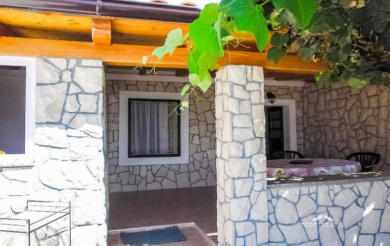 Ferienwohnung für 6 Personen, mit Terrasse und Garten auf Pag