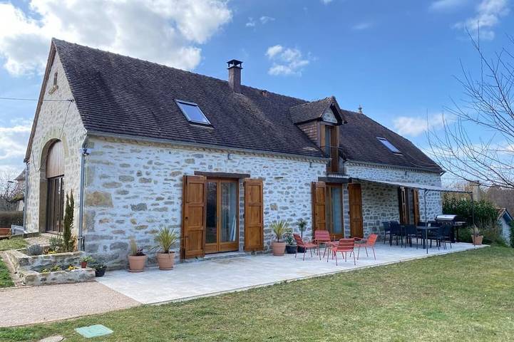 Location de vacances pour 8 personnes, avec Jardin à Lavergne