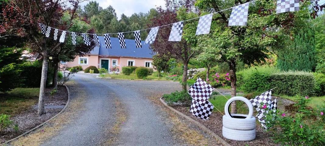 Gîte pour 10 personnes, avec jardin et bassin pour enfant ainsi que vue et piscine dans Château-l'Hermitage