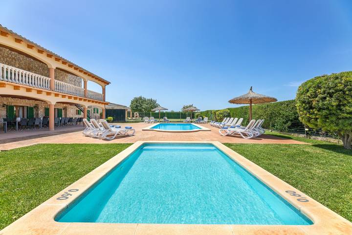Ferienhaus für 32 Personen, mit Balkon und Garten sowie Kinderpool auf Mallorca