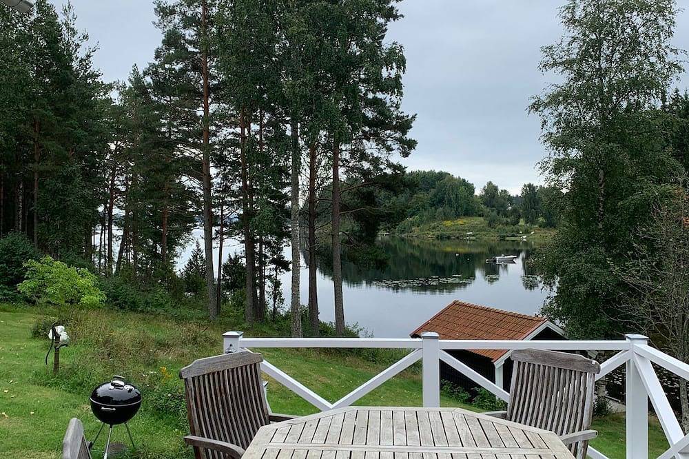 Charmig svensk stuga vid sjö in Dalslands Kanal