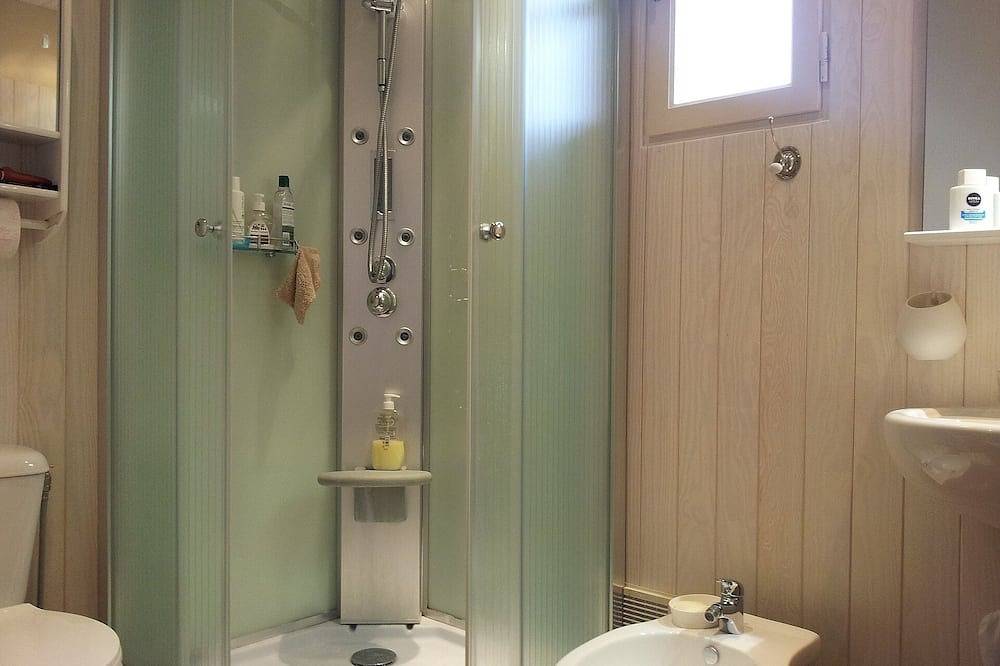 Appartement entier, Lamourlanquais. Gite Eu avec grande piscine. Cuisine avec 2 chambres et 4 personnes in Lanquais, Périgord Pourpre