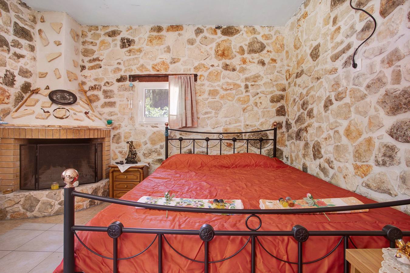 Vakantiehuis "Lithahiro Stone House" met privé terras, foto 7