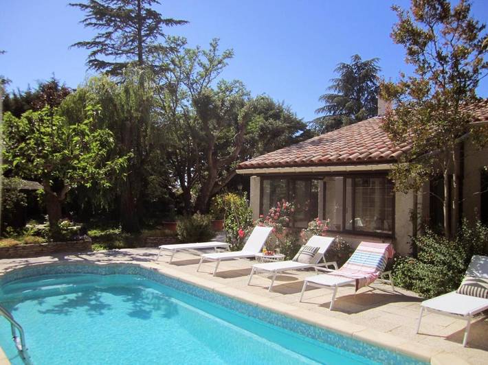 Appartement de vacances pour 2 personnes, avec piscine et jardin ainsi que terrasse et vue