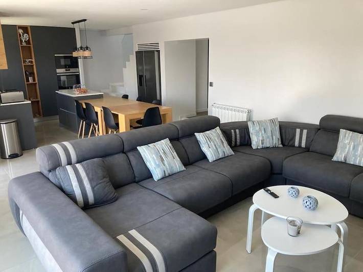 Gîte pour 10 personnes, avec jardin ainsi que piscine et terrasse dans Belinho