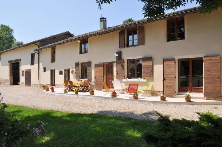 Location de vacances pour 4 personnes, avec Terrasse ainsi que Jardin et Vue dans Saint-Trivier-sur-Moignans