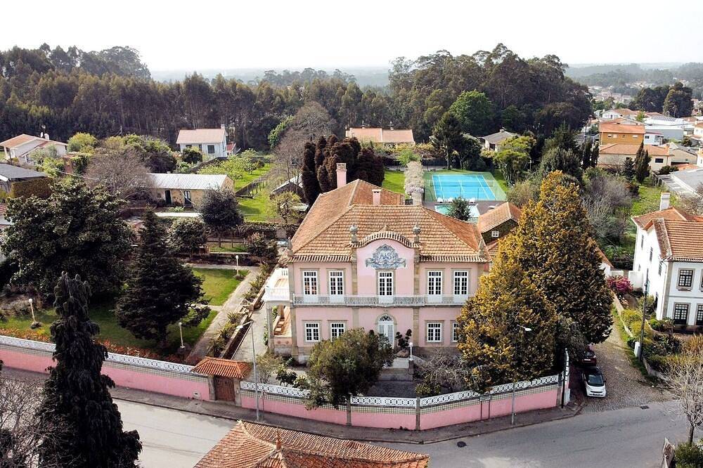 Stunning Pink Palace in Cucujães, Aveiro, Portugal in Vila de Cucujães, Aveiro Distrikt
