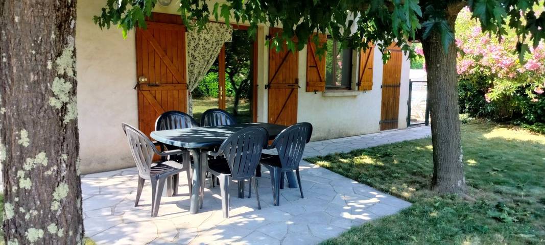 Gîte pour 5 personnes, avec terrasse ainsi que jardin et piscine à Chambonas - 3