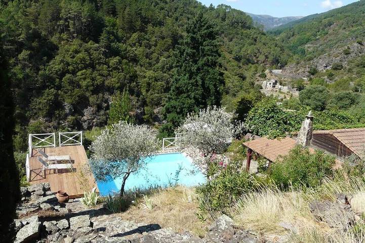 Gîte pour 2 personnes, avec terrasse ainsi que jardin et piscine à Saint-Mélany