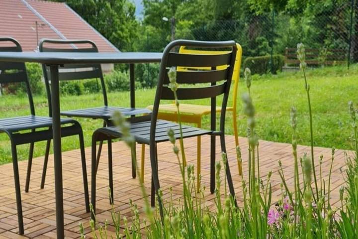 Location de vacances pour 4 personnes, avec Terrasse et Jardin ainsi que Vue sur le lac et Vue à Largillay-Marsonnay