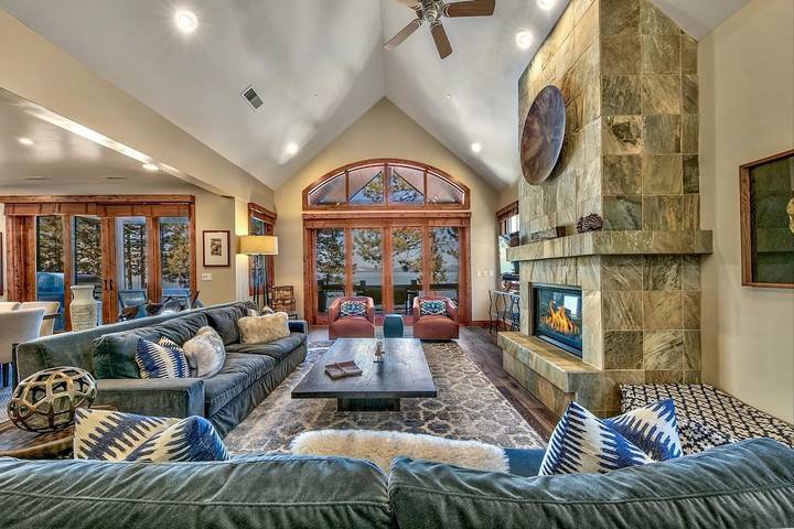 Vacation rental for 10 people, with yard and balcony as well as hot tub and pool in South Lake Tahoe