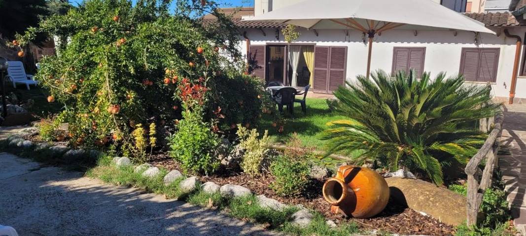 Location de vacances pour 3 personnes, avec Jardin ainsi que Piscine et Vue dans La Storta