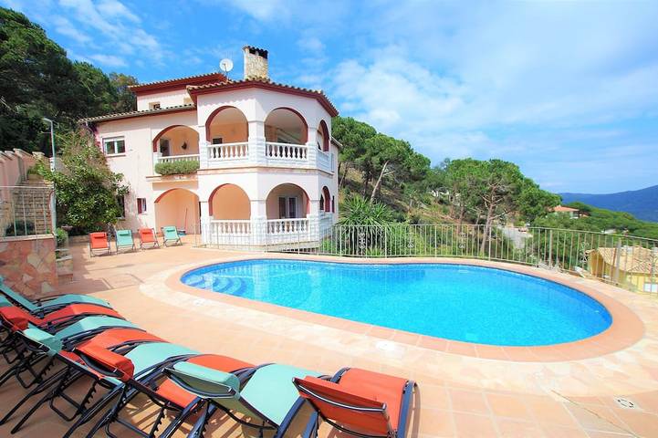 Villa für 17 Personen, mit Garten und Whirlpool sowie Balkon in Lloret de Mar