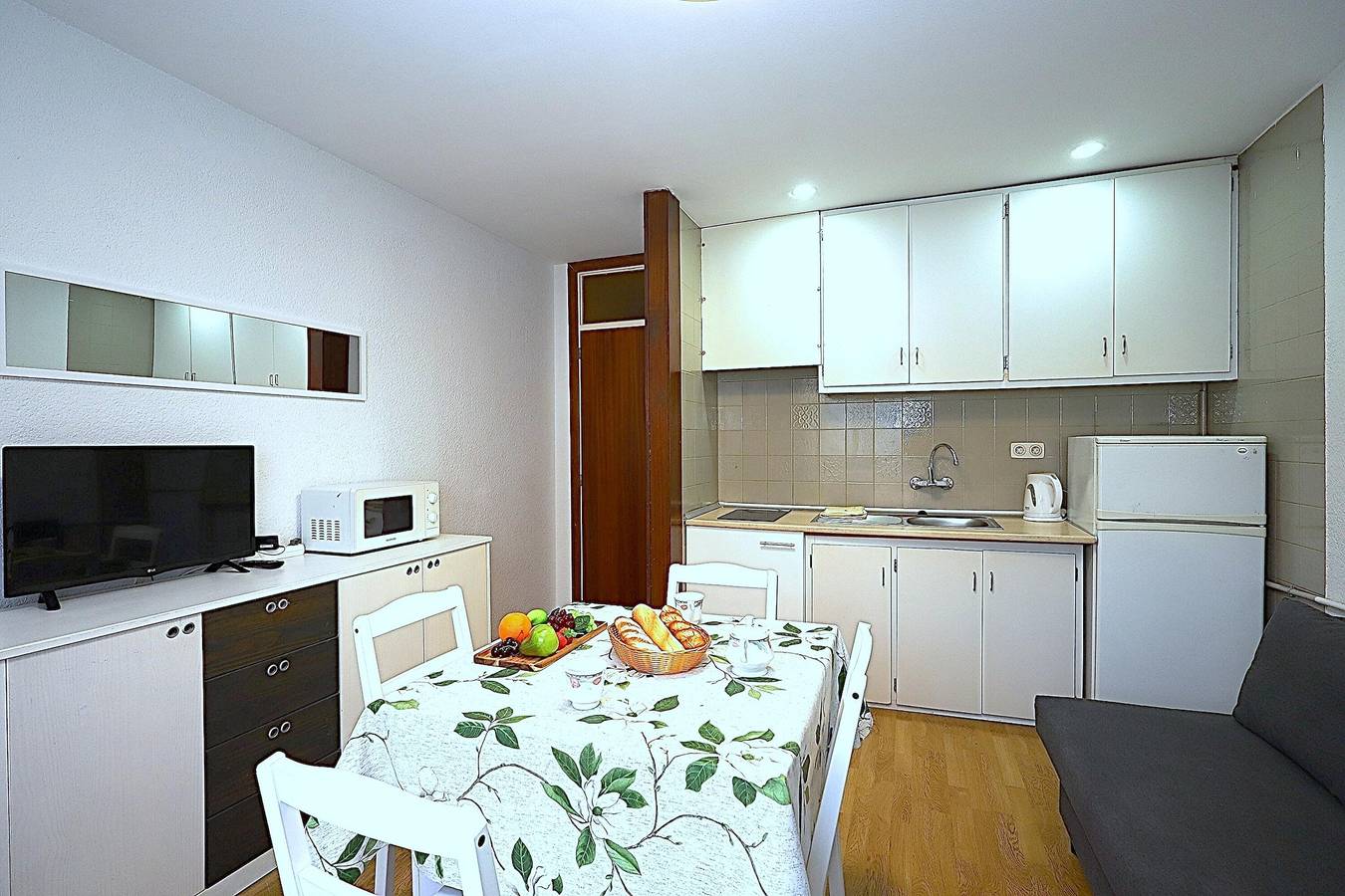 Entire apartment, Apartment Holanda, 100m from the beach. Wifi in Central Lloret de Mar, Lloret de Mar