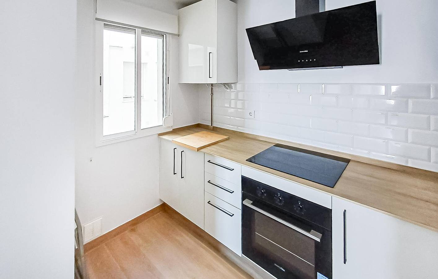 Entire holiday apartment, Cozy Beachside Apartment with Free Wifi in Playa Barbate, Barbate