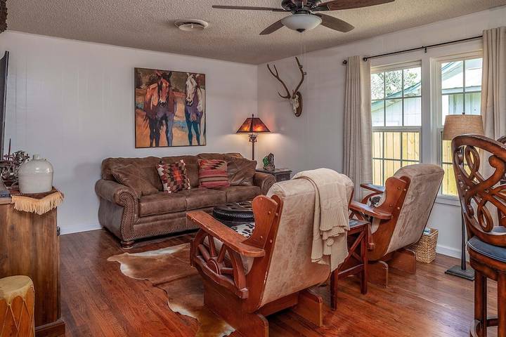 Cabin for 6 people, with terrace and hot tub as well as yard in Texas Hill Country