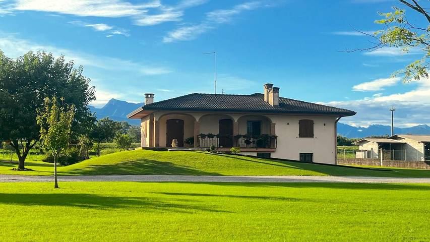 Location de vacances pour 6 personnes, avec jardin ainsi que terrasse et vue, animaux acceptés à Vivaro