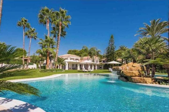 Villa für 12 Personen, mit Pool und Whirlpool sowie Balkon und Garten - 1