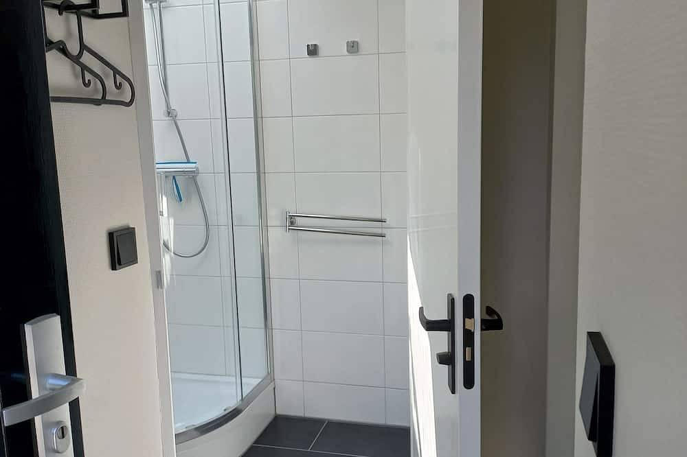 Nette vakantie woning met tuin en terrassen midden in het dorp in Bruinisse, Niederländische Nordsee