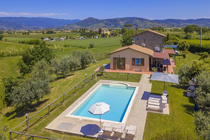 Agriturismo per 8 persone, con piscina e terrazza, adatto a famiglie con bambini in Provincia di Arezzo