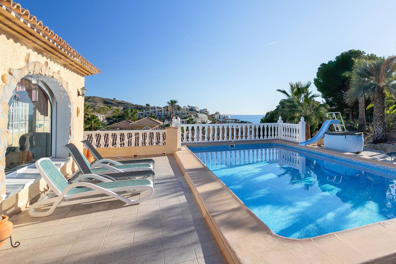 Villa con piscina privata, ampio giardino e vista spettacolare sul mare in Venta Lanuza, El Campello