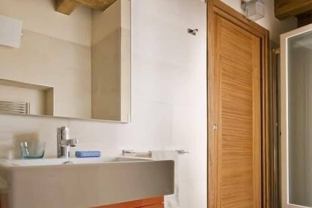 Ganze Wohnung, Penthouse-Apartment mit Panoramaseeblick, Gemeinschaftspool in Riva del Tenciuu, Laglio
