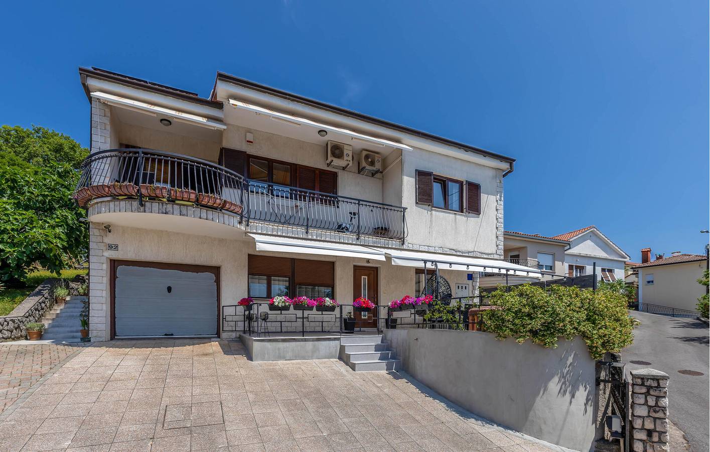 Holiday home for 10 people with hot tub in Vrh Martinscice, Primorje-Gorski Kotar