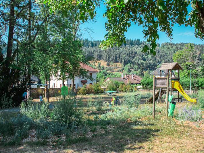 Gîte pour 6 personnes, avec piscine et terrasse, adapté aux familles à Le Malzieu-Ville - 3