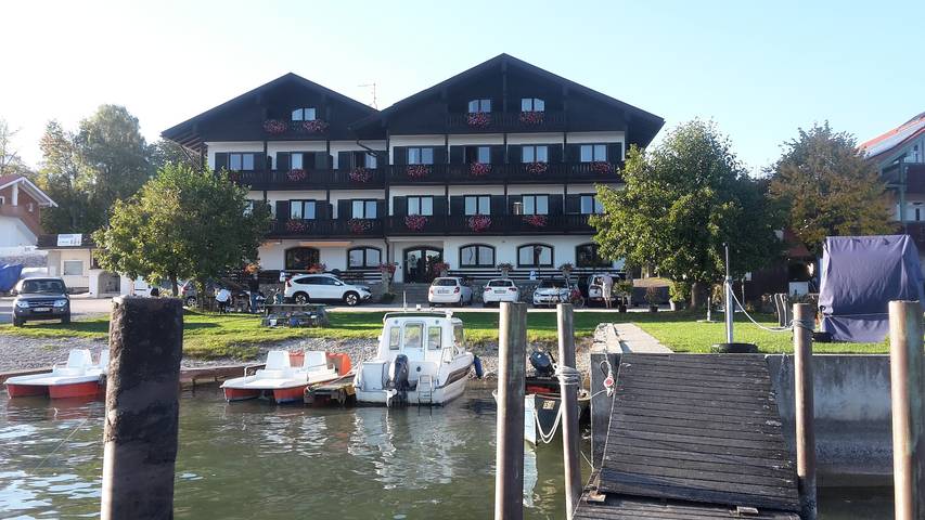 Gästehaus Grünäugl am See - Einzelzimmer mit Balkon (ohne Seeblick) in Gstadt am Chiemsee, Chiemsee