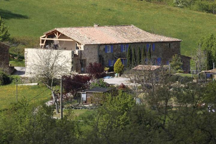 Chambre d’hôte pour 2 personnes, avec Terrasse et Jardin ainsi que Piscine et Vue