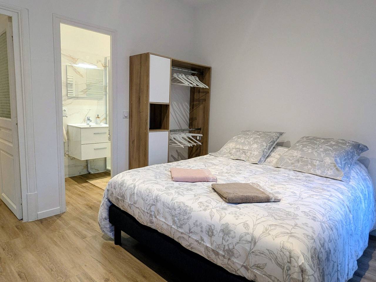 Authentic Village House in Époisses in Époisses, Montbard en omgeving