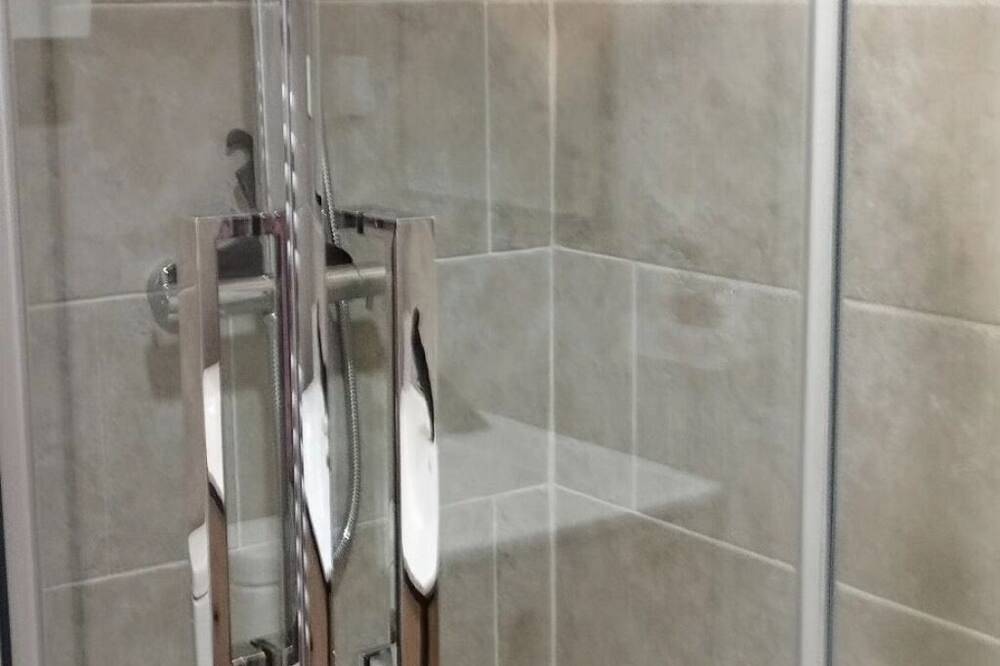 B&B Room with ensuite shower room and stunning views over the countryside. in Junhac, Région d'Aurillac