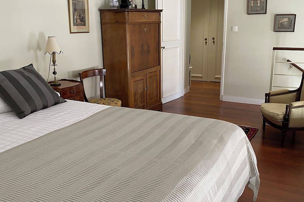 Apartamento entero, 18th-century apartment on the banks of the Garonne 10 minutes from downtown Chartrons parking in Burdeos, Región de Burdeos