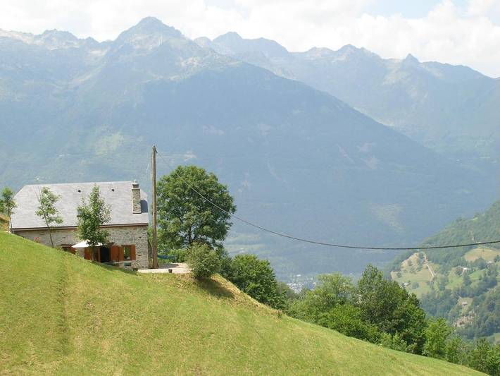 Location de vacances pour 5 personnes, avec vue ainsi que terrasse et jardin à Betpouey