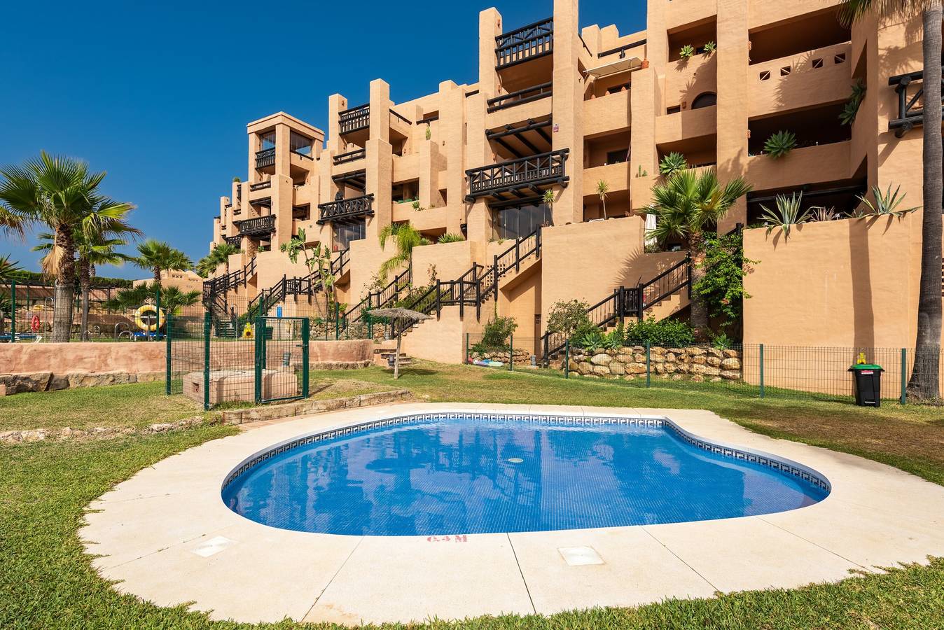 Apartamento entero, Apartamento 'Coto Real' con vistas al mar, Wi-Fi y aire acondicionado in Manilva, Costa del Sol