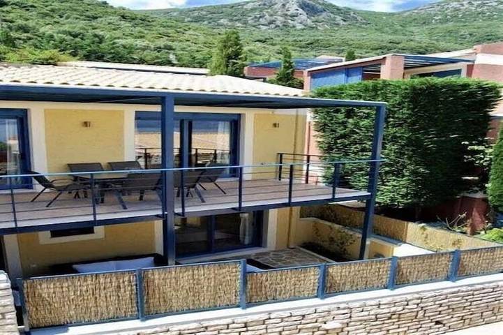 Villa pour 4 personnes, avec jardin ainsi que balcon et piscine dans Mparmpati