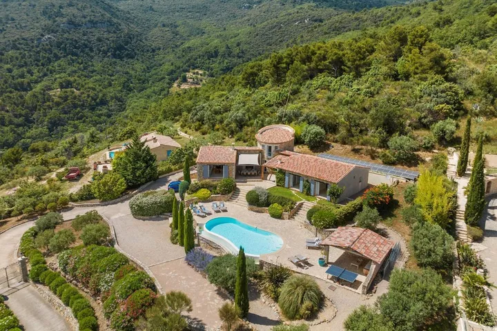 Casa de vacaciones para 10 personas, con piscina y jardín además de vistas al lago y vistas - 1
