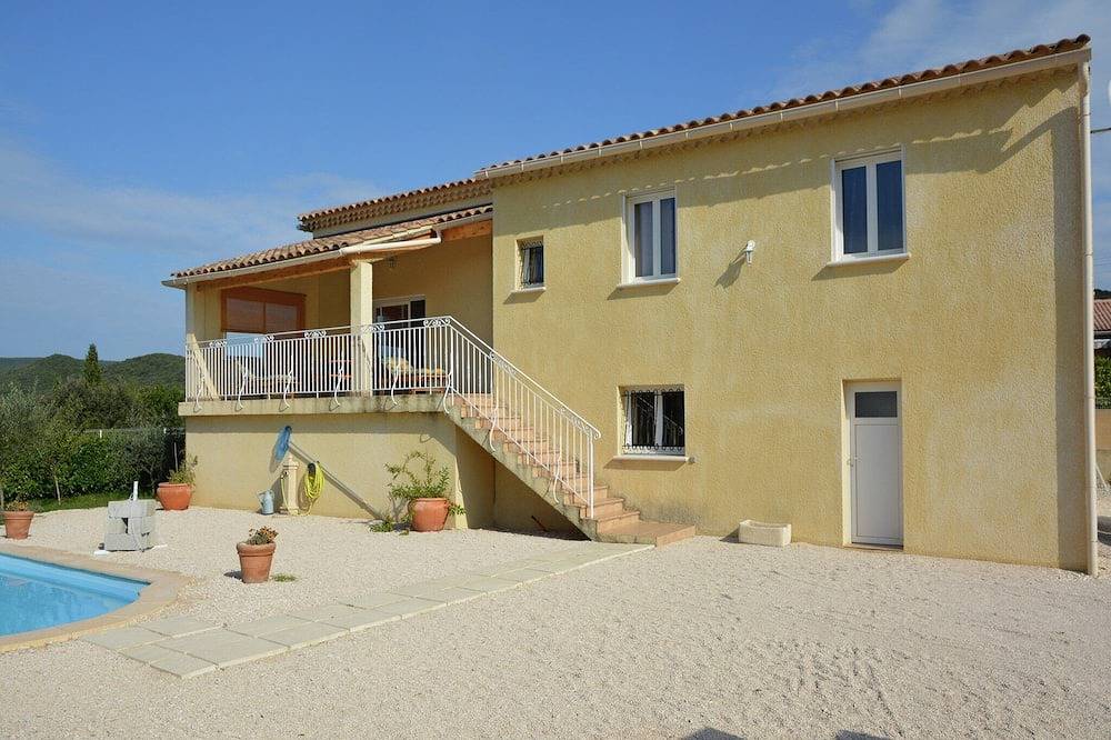 Ruhige Villa mit Poolblick in Saint-Laurent-de-Carnols, Nimes und Umgebung