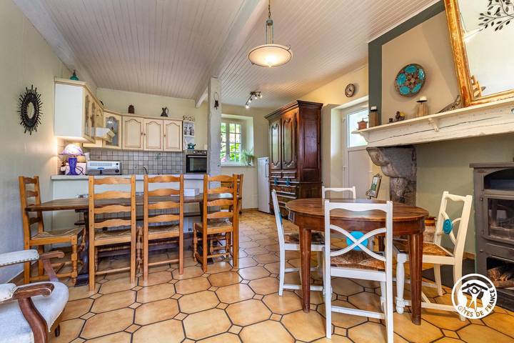 Gîte pour 13 personnes, avec terrasse ainsi que jardin et piscine, animaux acceptés à Ouzous - 4