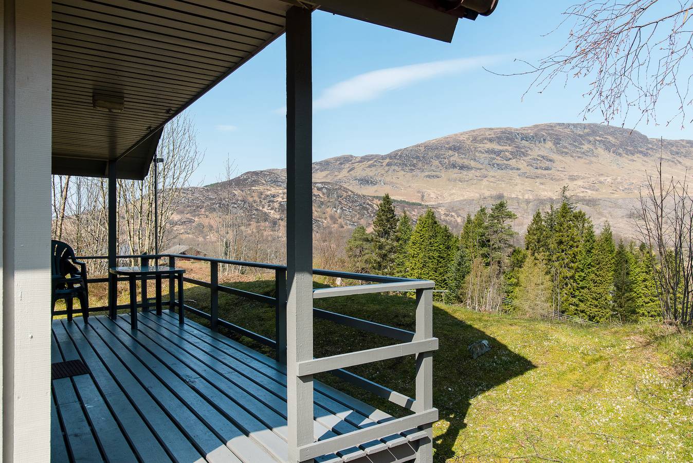 Eagle Lodge with stunning loch and mountain view in Stirling region
