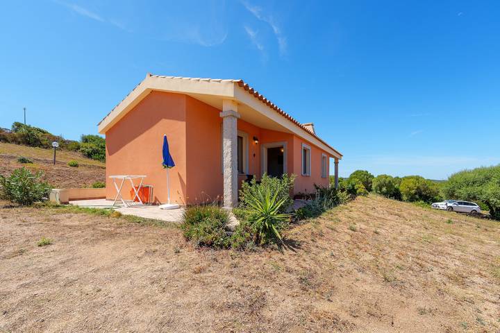 Appartamento intero, Appartamento per vacanze "Casa Ginestre" con vista mare, piscina in comune e Wi-Fi in Aglientu, Gallura